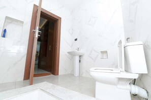 Bidet, Handtücher, Seife, Toilettenpapier