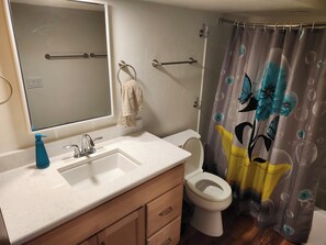 Een douche, handdoeken, zeep, toiletpapier