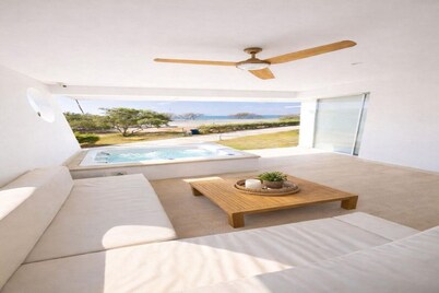 Beachfront paradise : Puerto Velero home