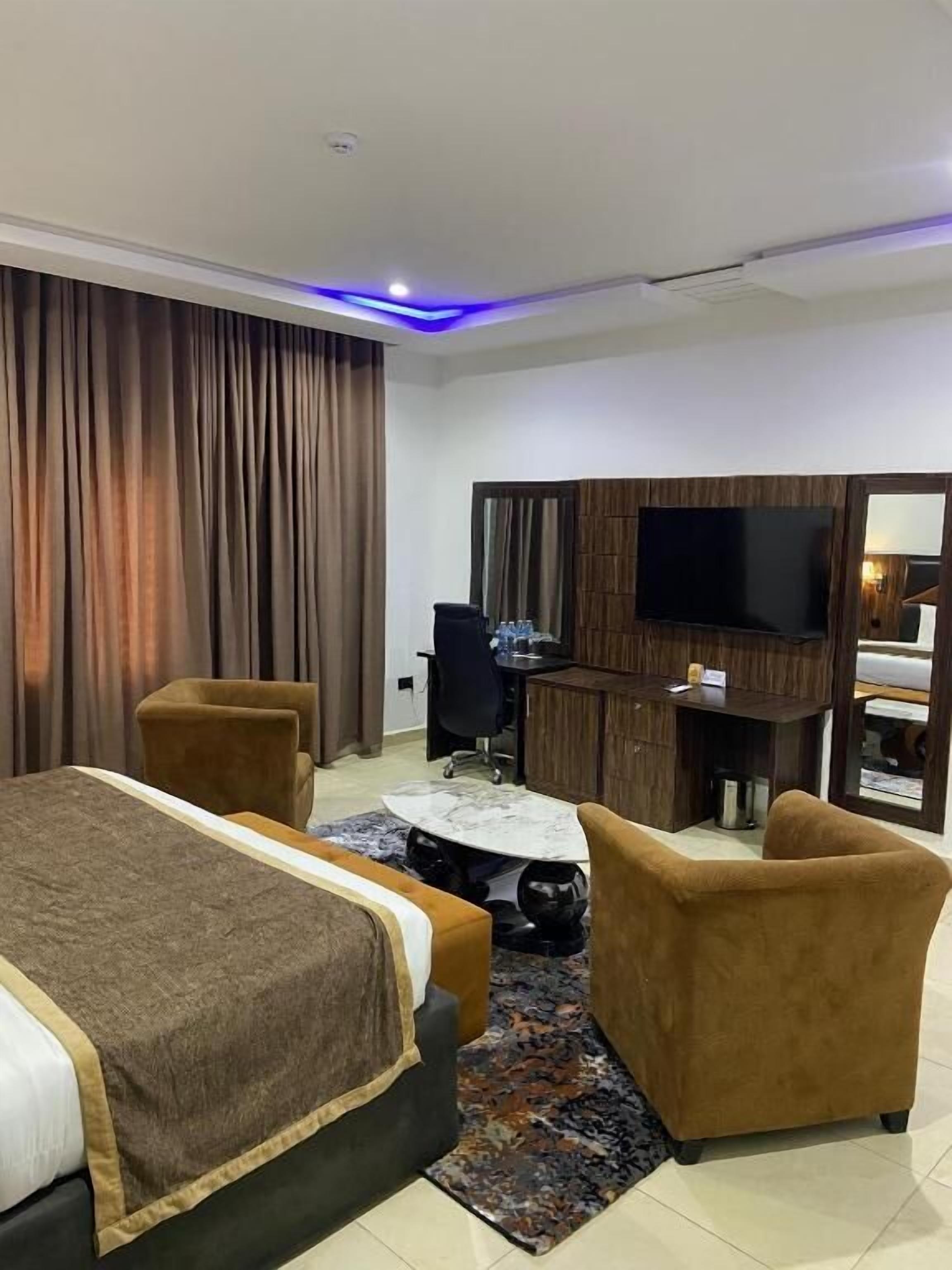 Zimmersafe, laptopgeeigneter Arbeitsplatz, Verdunkelungsvorhänge