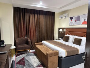 Svit Classic - utsikt mot staden | Värdeförvaringsskåp på rummet och arbetsyta för laptop