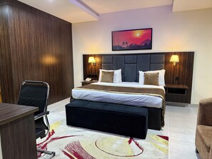 Superior dubbelrum - utsikt mot staden | Värdeförvaringsskåp på rummet och arbetsyta för laptop