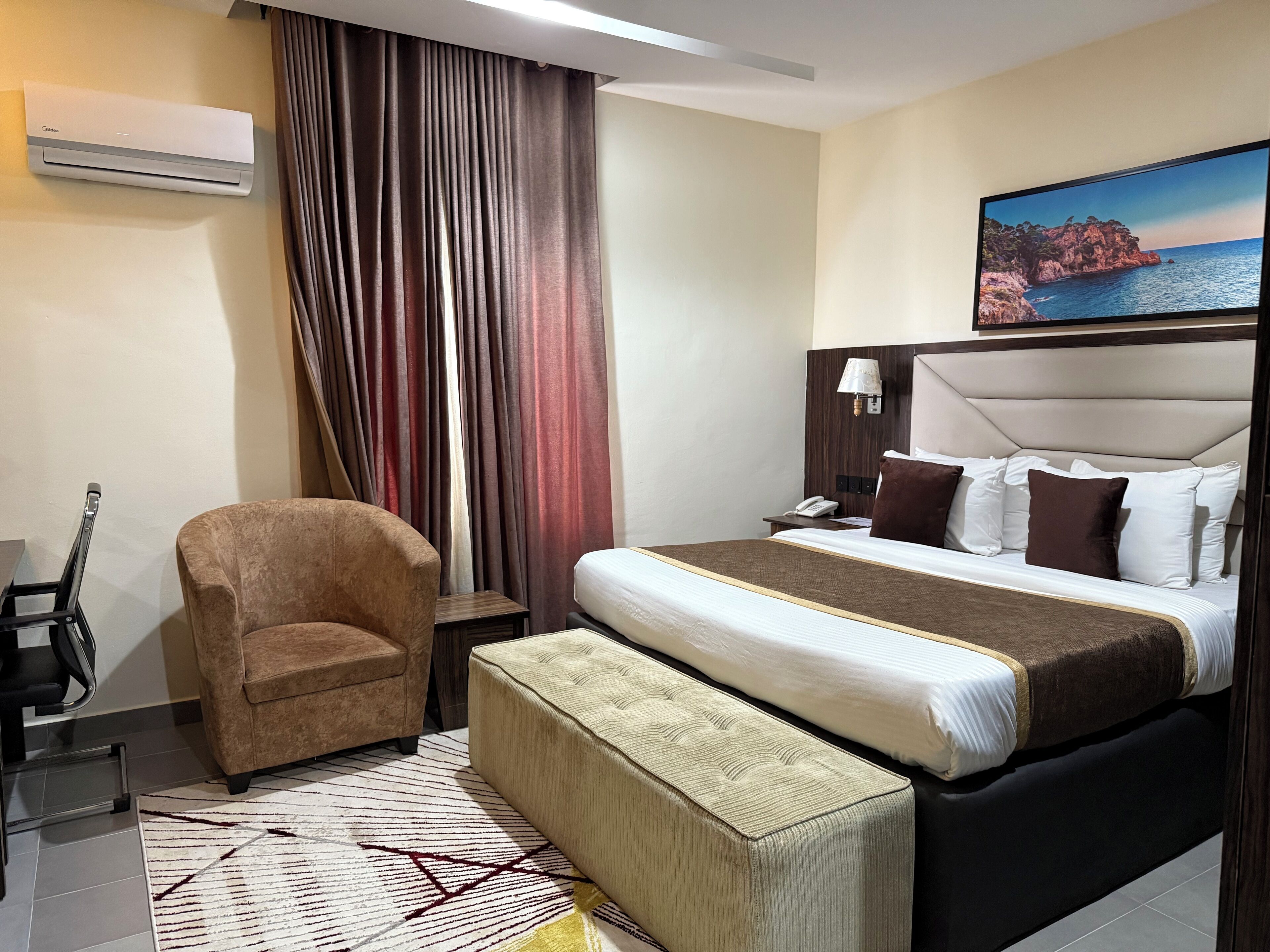 Deluxe dubbelrum - utsikt mot staden | Värdeförvaringsskåp på rummet och arbetsyta för laptop