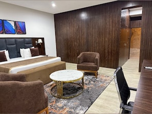 Luksus-studiolejlighed - byudsigt | Pengeskab på værelset, arbejdsområde til bærbare computere