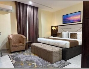 Cofres nos quartos, espaço de trabalho para notebook, cortinas blackout