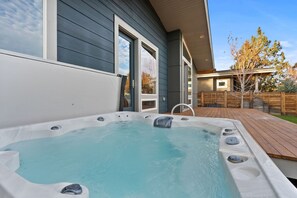 Outdoor spa tub - Sleeps 8~Hot Tub~Outdoor Barrel Sauna~Fire Pit~Putting Green~Pet Friendly (Bend)