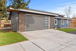Exterior - Sleeps 8~Hot Tub~Outdoor Barrel Sauna~Fire Pit~Putting Green~Pet Friendly (Bend)