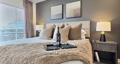 King Suite, Free Parking, Near Downtown Hotspots