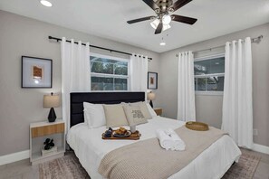 6 bedrooms, iron/ironing board, travel cot, WiFi - Elegant 6BR CFL Retreat: Pool, Hot Tub, Game Room! (Casselberry)