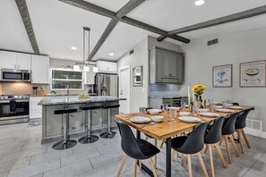 Fridge, microwave, oven, stovetop - Elegant 6BR CFL Retreat: Pool, Hot Tub, Game Room! (Casselberry)