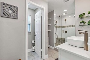 Shower, hair dryer, shampoo - Elegant 6BR CFL Retreat: Pool, Hot Tub, Game Room! (Casselberry)
