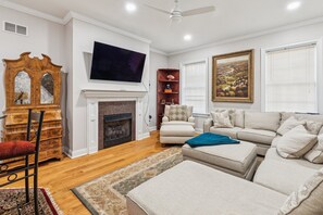 Living area - Heart of Queen Village 3 bedrooms,3.2 baths,finished basement patiSecure parking (Philadelphia)