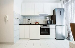 Fridge, microwave, dishwasher, cookware/dishes/utensils - 1 bedroom stunning apartment in Podstrana (Podstrana)
