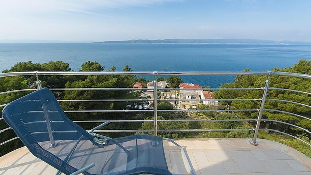 A balcony with a clear view of the sea and a distant coastline. - Gorgeous apartment in Brela with WiFi (Brela)