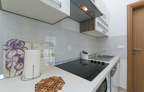 Fridge, oven, stovetop, dishwasher - Gorgeous apartment in Brela with WiFi (Brela)