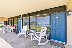 Terrace/patio - Unit 122 – A cozy bayside studio in the heart of Rockport (Rockport)