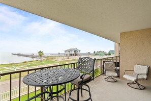 Outdoor dining - Beachy Bayside – Spacious comfort with stunning bay views (Rockport)