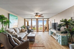 Living area - Beachy Bayside – Spacious comfort with stunning bay views (Rockport)