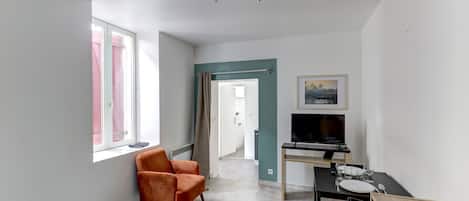 1 habitación, tabla de planchar con plancha, wifi gratis y ropa de cama