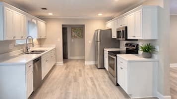 Microondas, horno, parrilla de estufa y lavavajillas