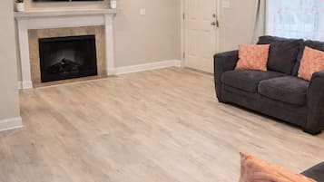 Televisión y chimenea