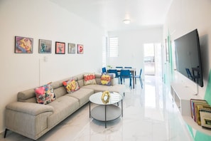 TV - Vibrant Apartment By The Beach (San Juan)