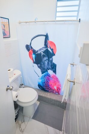 Shower, hair dryer - Vibrant Apartment By The Beach (San Juan)
