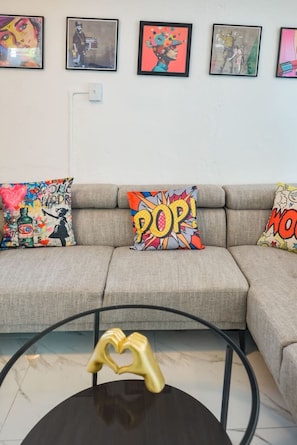 TV - Vibrant Apartment By The Beach (San Juan)