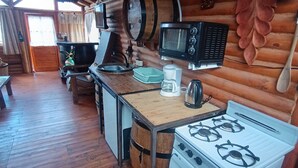 Cafetera y tetera, horno, tetera eléctrica y utensilios de cocina 