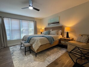 A bedroom with a bed, bedside tables, a chair, a ceiling fan, and a window with blinds. - 2 Bedroom Duplex Vance Villa in UPTOWN Lexington! (Lexington)