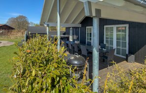 Outdoor dining - Nice home in Grenaa with sauna (Grenaa)