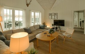 Smart TV - Nice home in Grenaa with sauna (Grenaa)