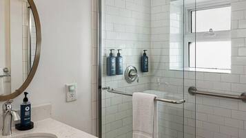Dusche, Haartrockner, Handtücher, Seife