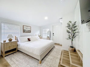 Room - Sunny Nokomis Getaway•Private Pool•Backyard Oasis (Nokomis)