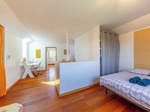 A modern bedroom with a bed, a desk, and a chair. - Maison Au Petit Bonheur (Argenton-sur-Creuse)
