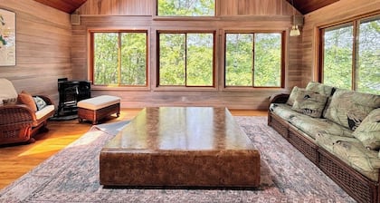Lakefront Cabin Escape Pristine Waters & Fall Foliage