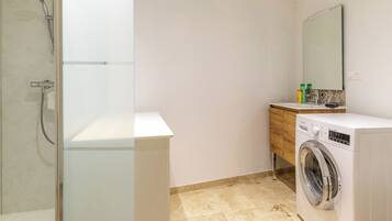 Hårtørrer, håndklæder