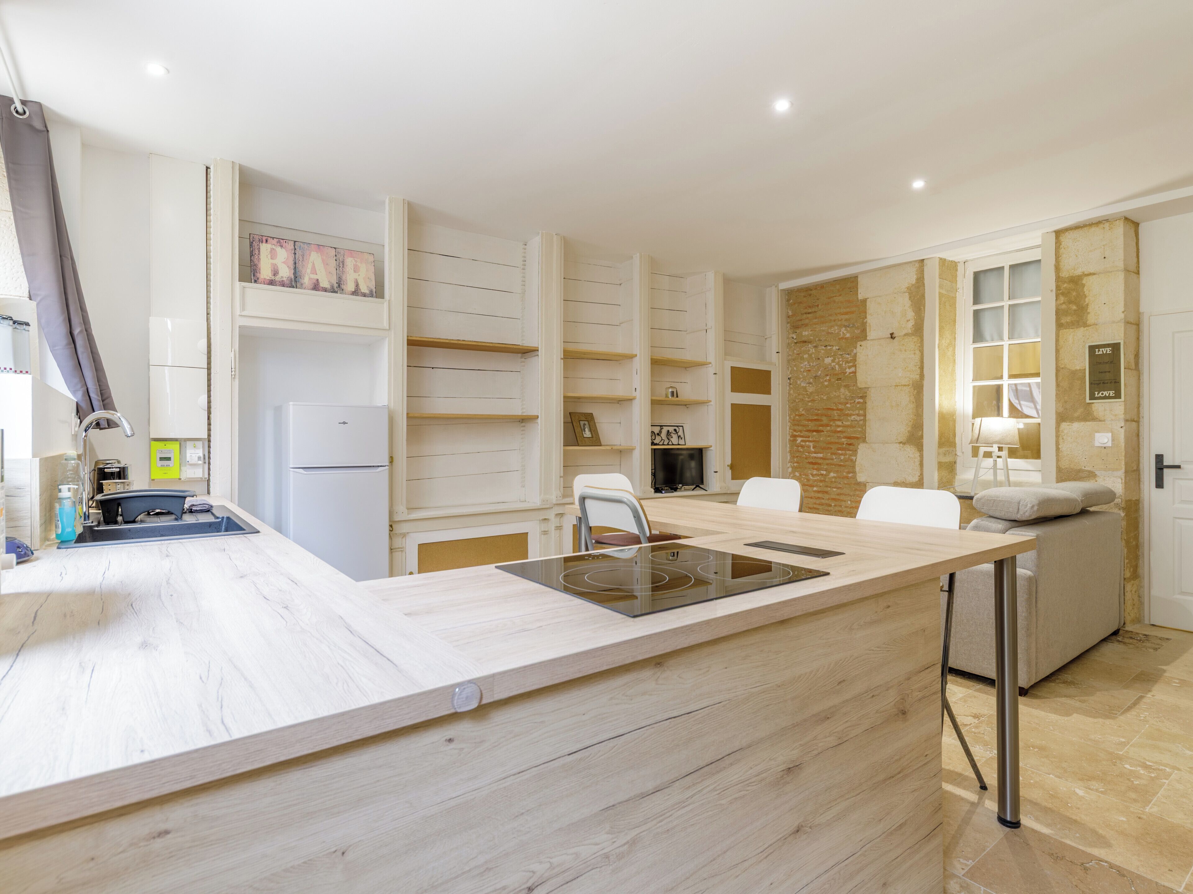 Geladeira, micro-ondas, fogão, cafeteira/chaleira