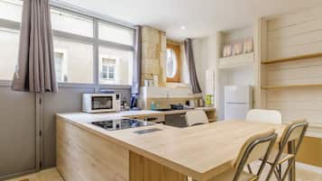 Refrigerador, microondas, horno y cafetera y tetera