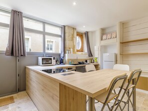 Refrigerador, microondas, horno y cafetera y tetera 