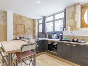 Refrigerador, microondas, horno y cafetera y tetera 