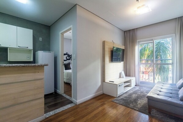 Kamar Double Standar, pemandangan kota