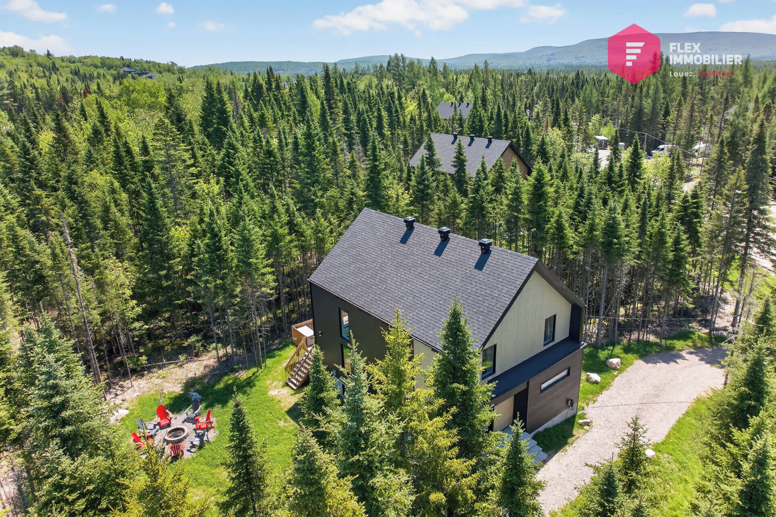 "Le chalet est fantastique! Il est très bien équipé, confortable et de grande qualité. Les espaces sont grands et c'est situé dans un endroit boisé. Tout est très propre et facile pour l'utilisateur. Je recommande fortement!" Etienne (Trois-Rivières)