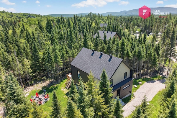 "Le chalet est fantastique! Il est très bien équipé, confortable et de grande qualité. Les espaces sont grands et c'est situé dans un endroit boisé. Tout est très propre et facile pour l'utilisateur. Je recommande fortement!" Etienne (Trois-Rivières)