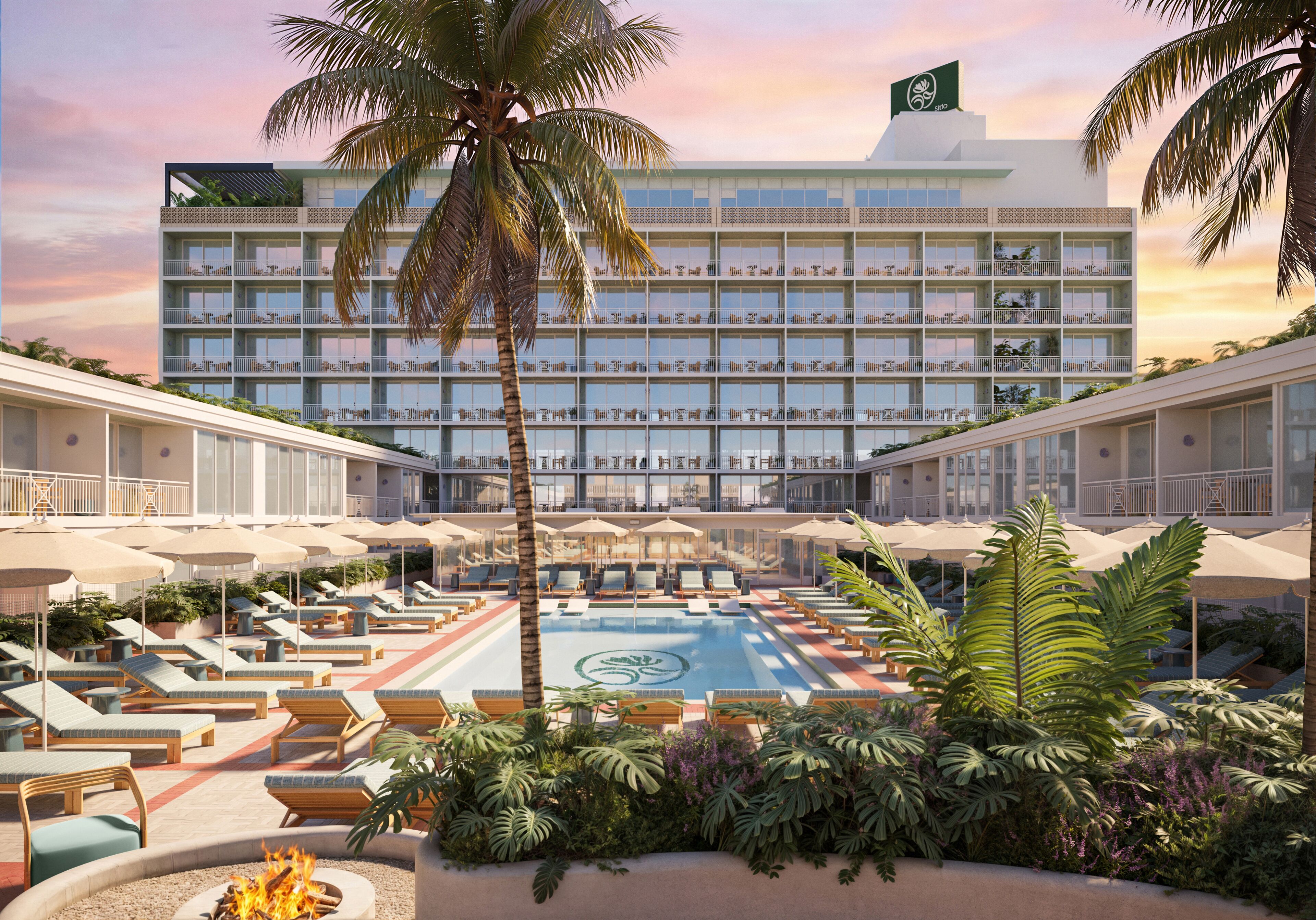 Un hôtel doté d’une piscine, de chaises longues et de palmiers.
