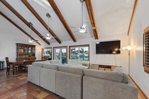 Living area - Bayfront Oasis - Pool, Hot Tub & Dock (St. Petersburg)