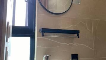 Chambre Standard | Salle de bain | Douche, serviettes fournies, savon, shampoing