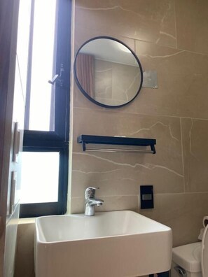 Standard Room | Bathroom | Shower, towels, soap, shampoo - Hotel Sicilia (Aguascalientes)