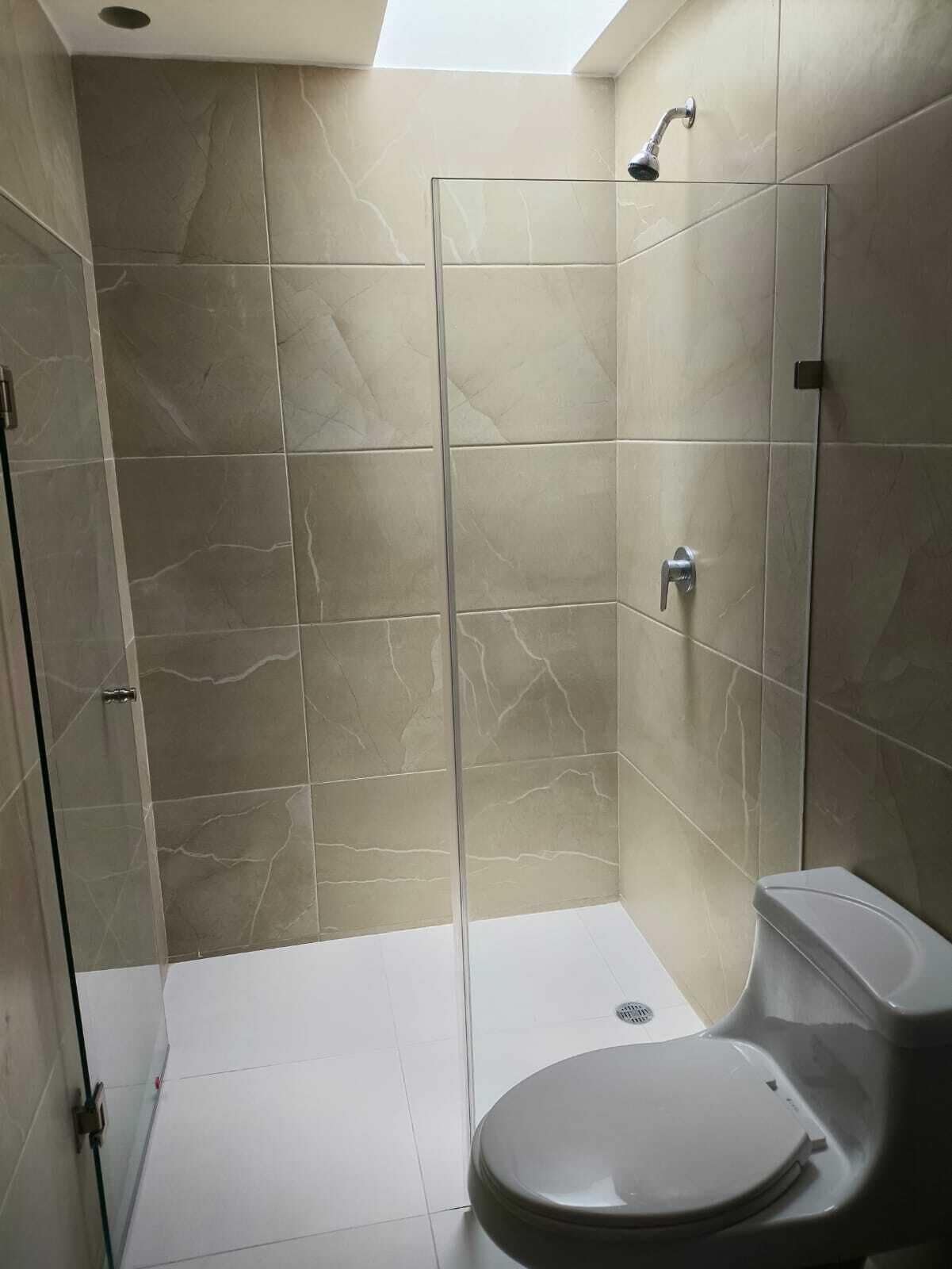 Habitación cuádruple superior | Baño | Regadera, toallas, jabón, shampoo 