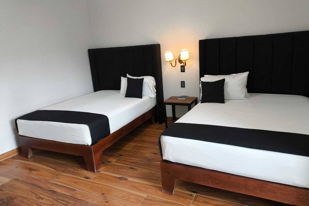 Habitación cuádruple superior | Wifi gratis y ropa de cama 